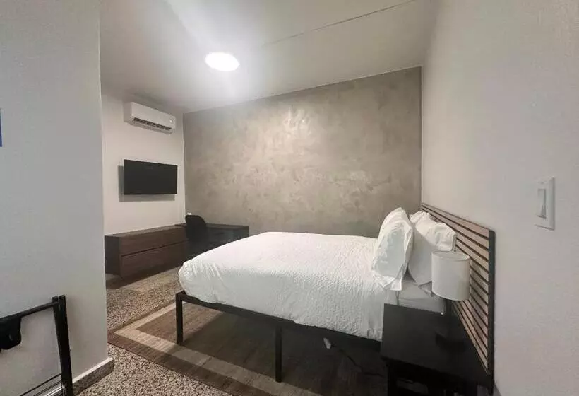 هتل The Looking Glass