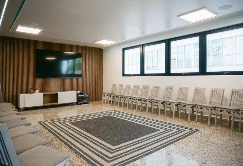 هتل The Looking Glass