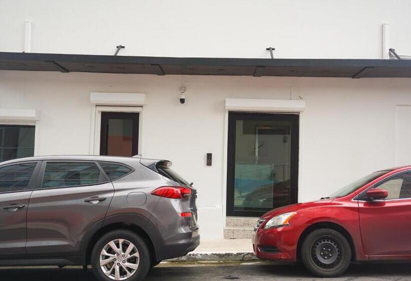 هتل The Looking Glass