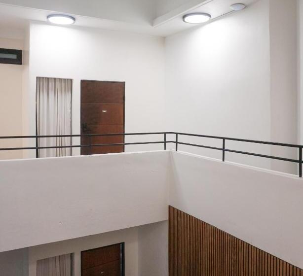 هتل The Looking Glass