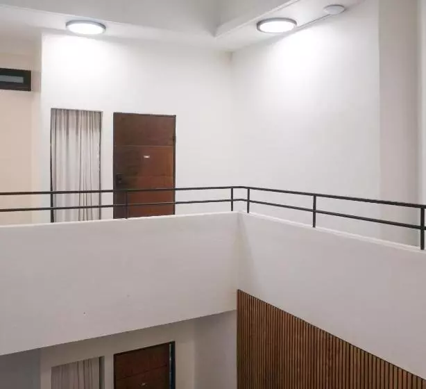 هتل The Looking Glass