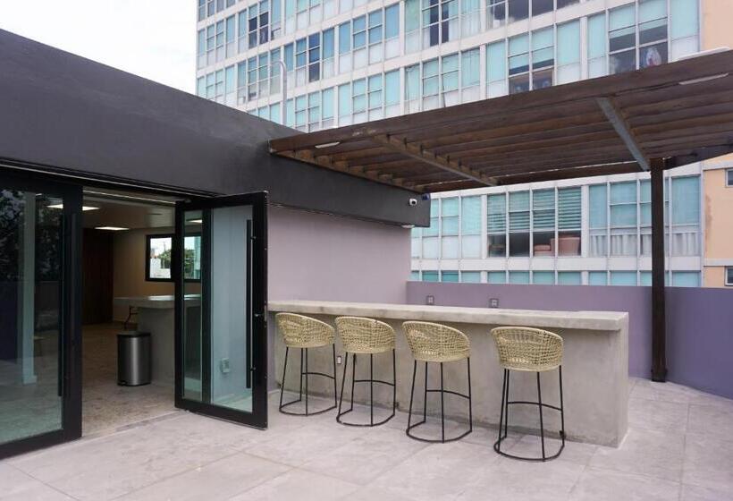 هتل The Looking Glass