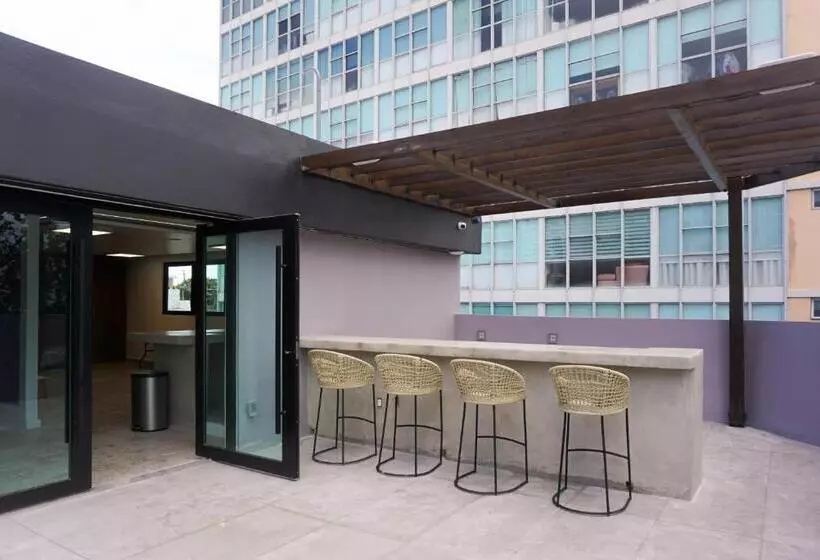 هتل The Looking Glass