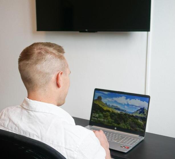 هتل The Looking Glass