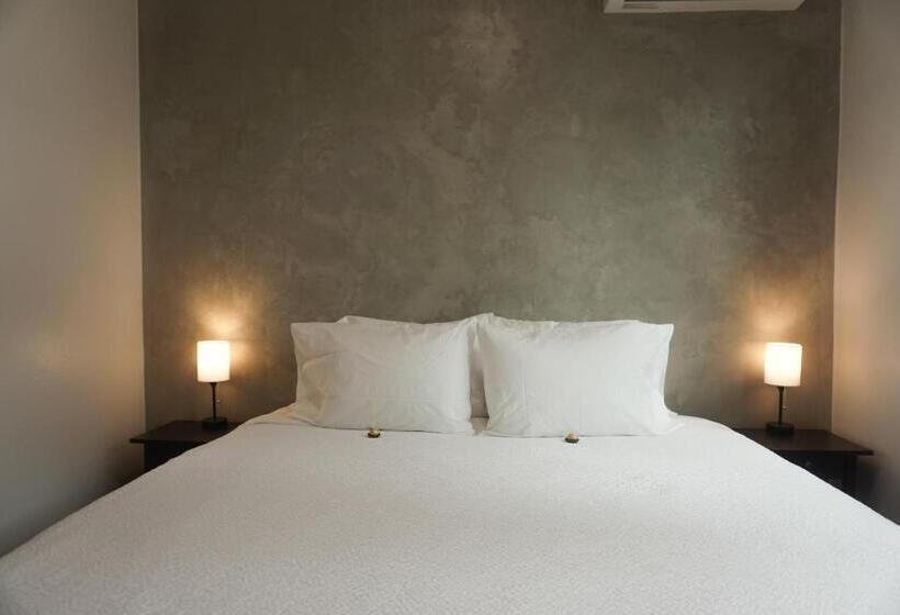 هتل The Looking Glass