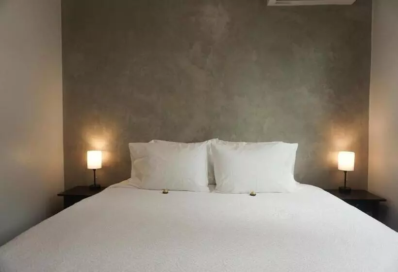 هتل The Looking Glass