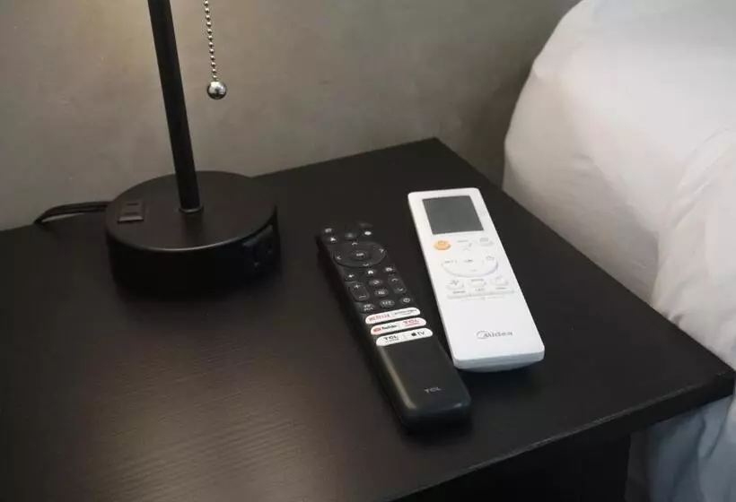 هتل The Looking Glass