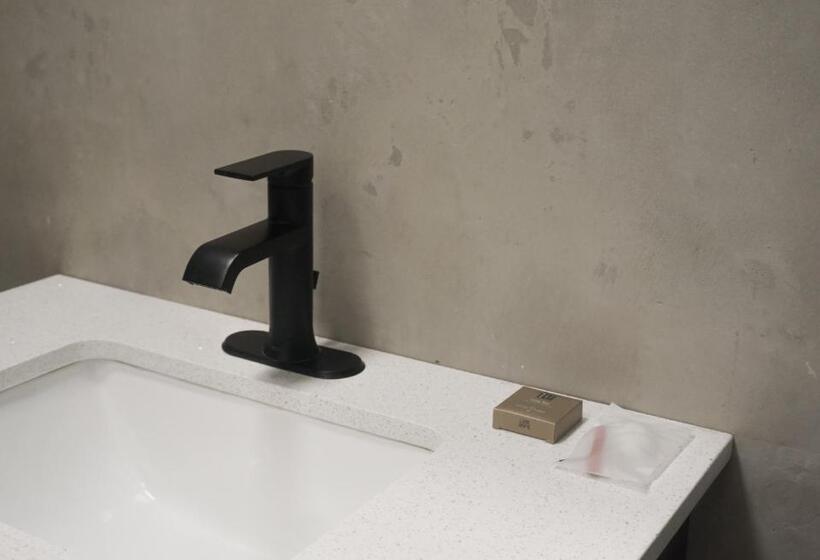 هتل The Looking Glass