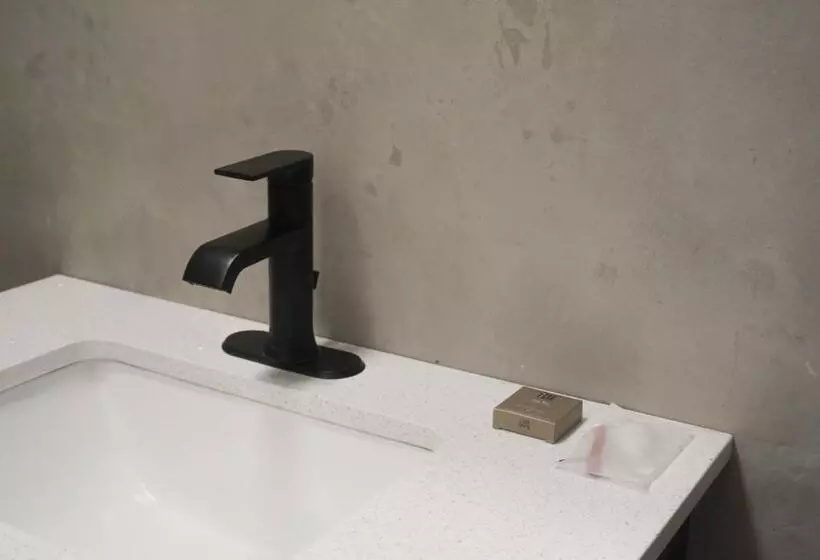 هتل The Looking Glass