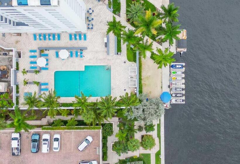 Luxury Condo Hotel With Full Kitchen, Located At 5 Mints Walk To The Beach