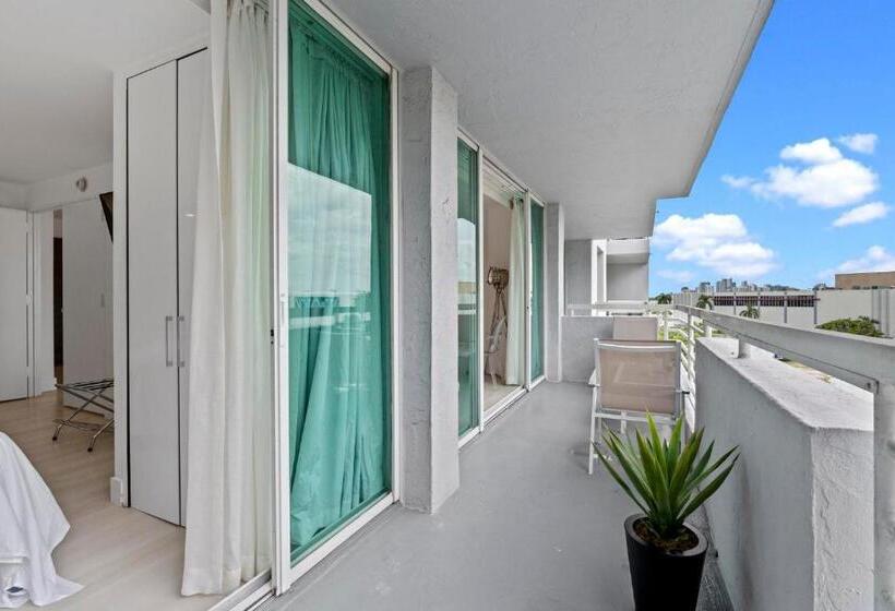 Luxury Condo Hotel With Full Kitchen, Located At 5 Mints Walk To The Beach