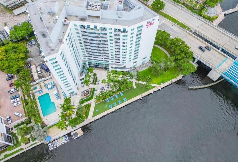 Luxury Condo Hotel With Full Kitchen, Located At 5 Mints Walk To The Beach