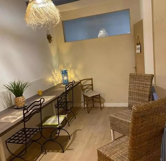 Majatalo Fenêtre Sur Cour Du Docteur Privey   Free & Secure Park Bike