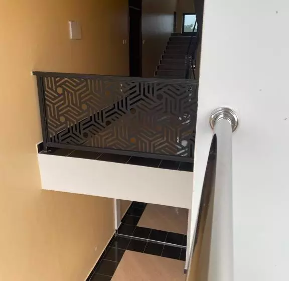 هتل Lakeshore Victoria View Apartments