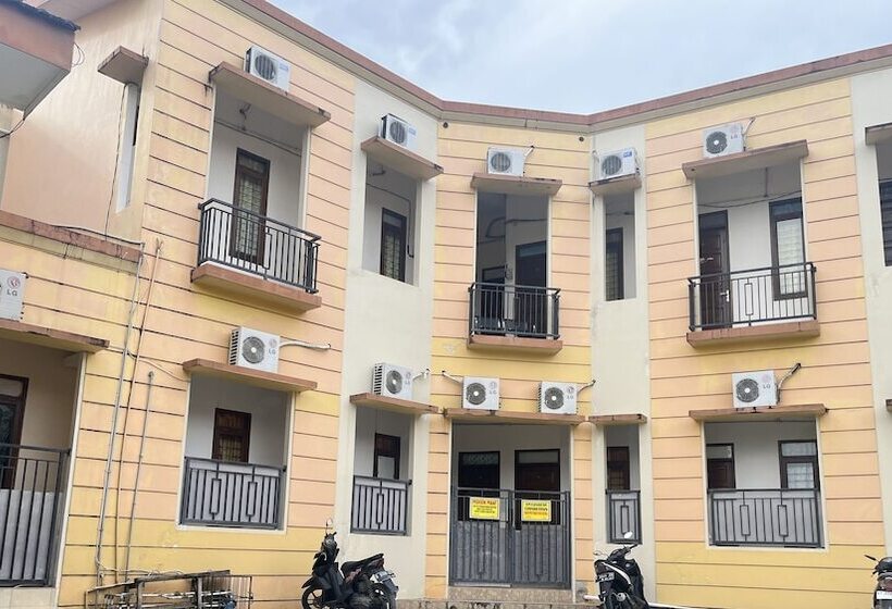 בית מלון כפרי Oyo 93380 Penginapan Mangkoe Barokah