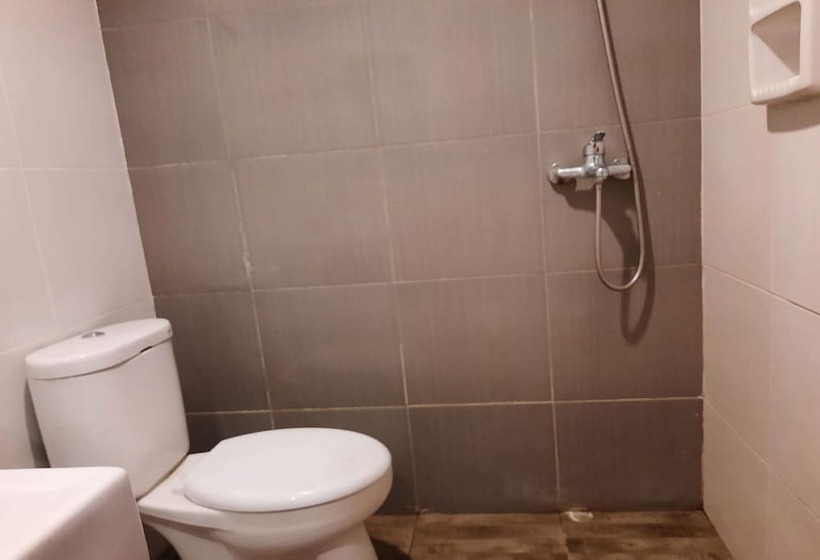 בית מלון כפרי Oyo 93380 Penginapan Mangkoe Barokah