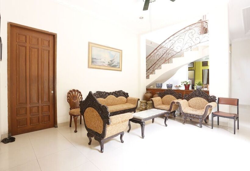 בית מלון כפרי Oyo 93380 Penginapan Mangkoe Barokah