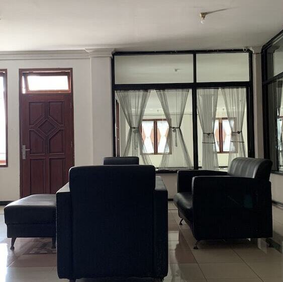 בית מלון כפרי Oyo 93380 Penginapan Mangkoe Barokah