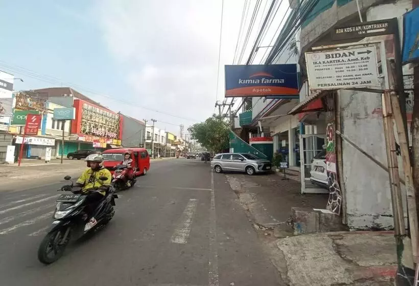 هتل Spot On 93385 Penginapan Hj Lilis 2 Syariah