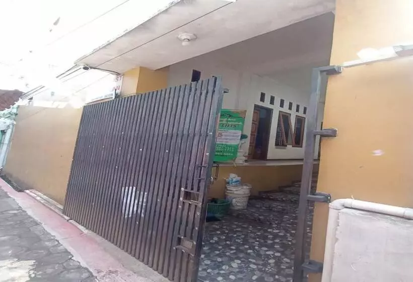 هتل Spot On 93385 Penginapan Hj Lilis 2 Syariah