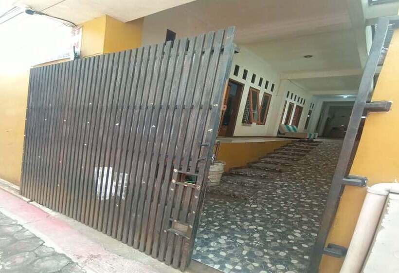 בית מלון כפרי Spot On 93385 Penginapan Hj Lilis 2 Syariah