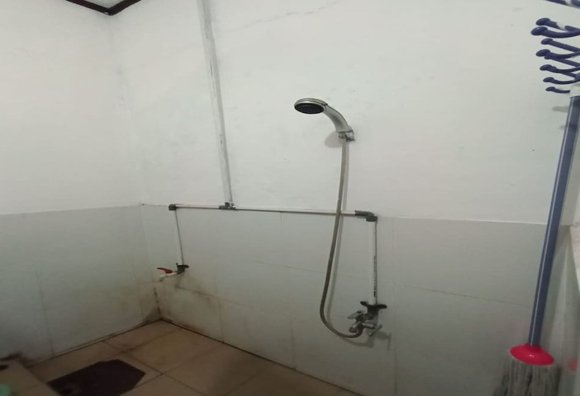 בית מלון כפרי Spot On 93385 Penginapan Hj Lilis 2 Syariah