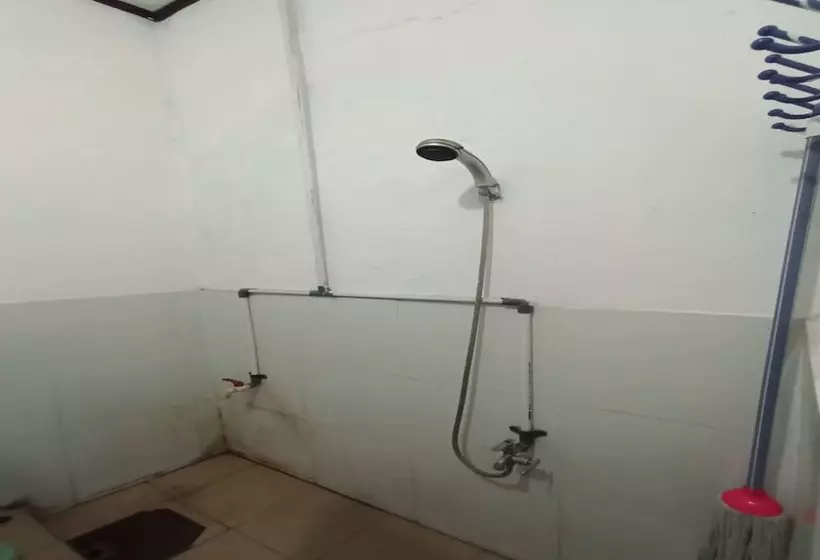 هتل Spot On 93385 Penginapan Hj Lilis 2 Syariah