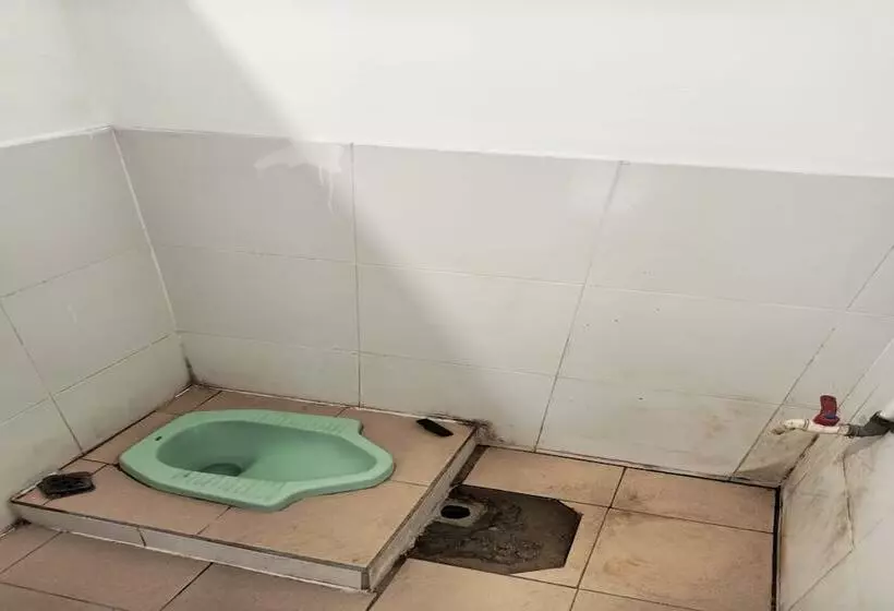 هتل Spot On 93385 Penginapan Hj Lilis 2 Syariah