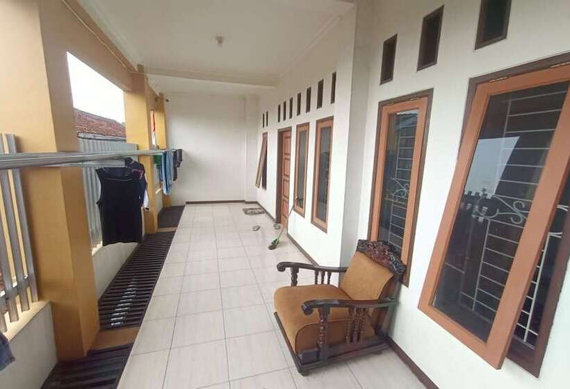 בית מלון כפרי Spot On 93385 Penginapan Hj Lilis 2 Syariah