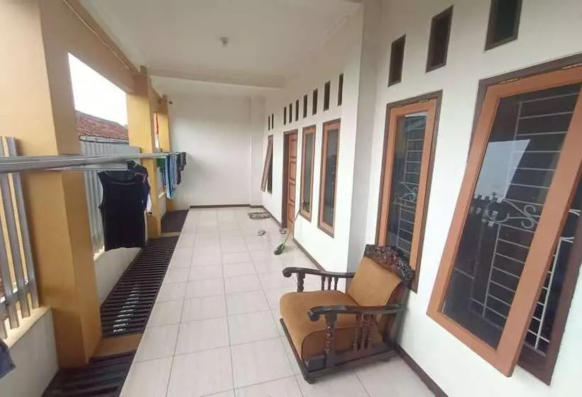 هتل Spot On 93385 Penginapan Hj Lilis 2 Syariah