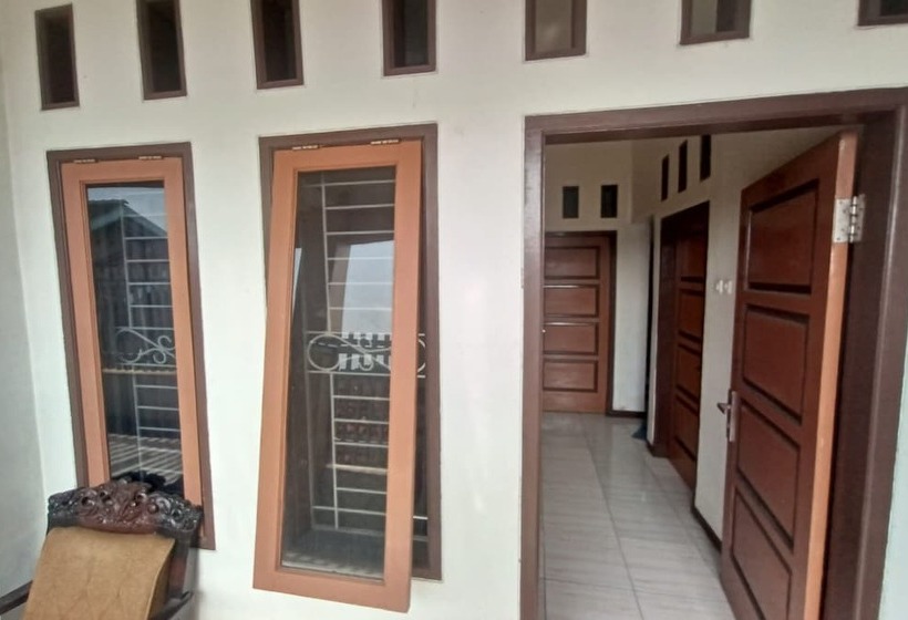 בית מלון כפרי Spot On 93385 Penginapan Hj Lilis 2 Syariah