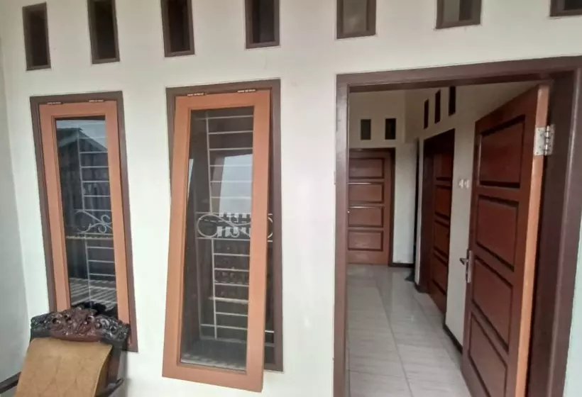 هتل Spot On 93385 Penginapan Hj Lilis 2 Syariah