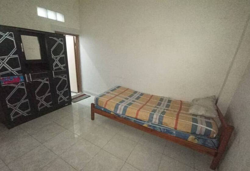 בית מלון כפרי Spot On 93385 Penginapan Hj Lilis 2 Syariah