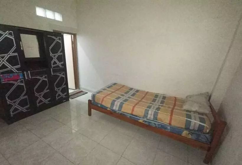 هتل Spot On 93385 Penginapan Hj Lilis 2 Syariah