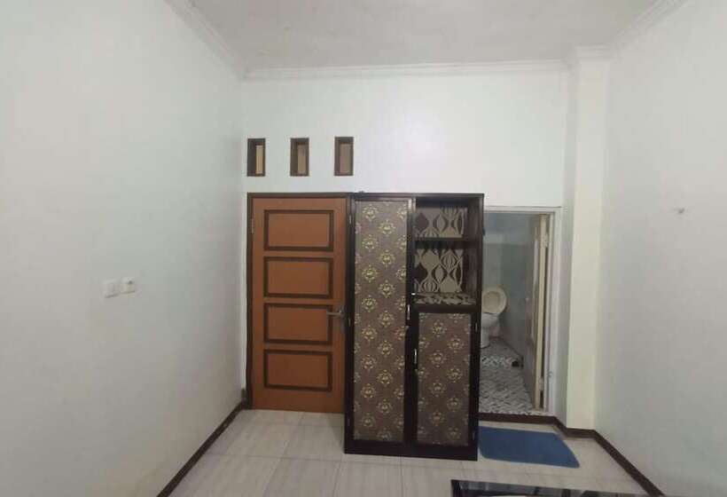 בית מלון כפרי Spot On 93385 Penginapan Hj Lilis 2 Syariah