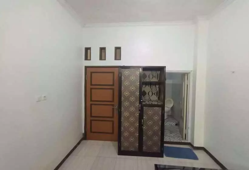 هتل Spot On 93385 Penginapan Hj Lilis 2 Syariah