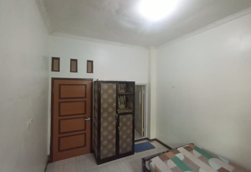 בית מלון כפרי Spot On 93385 Penginapan Hj Lilis 2 Syariah