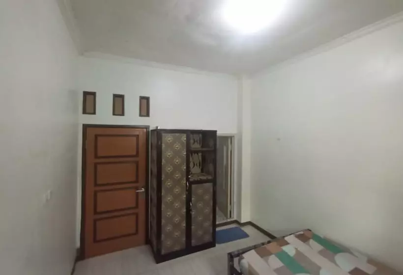 هتل Spot On 93385 Penginapan Hj Lilis 2 Syariah