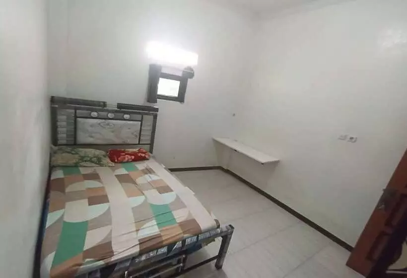 هتل Spot On 93385 Penginapan Hj Lilis 2 Syariah