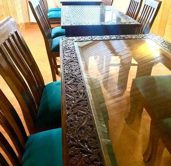 هتل The Mallard, Srinagar