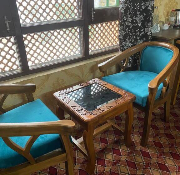 هتل The Mallard, Srinagar