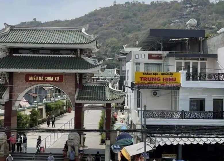 Trung Hiếu Hotel   Bên Cạnh Miếu Bà Chúa Xứ