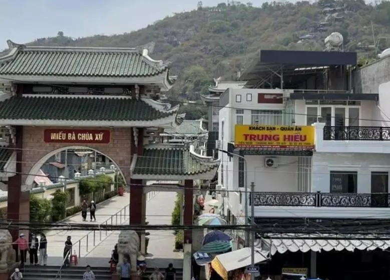Trung Hiếu Hotel   Bên Cạnh Miếu Bà Chúa Xứ