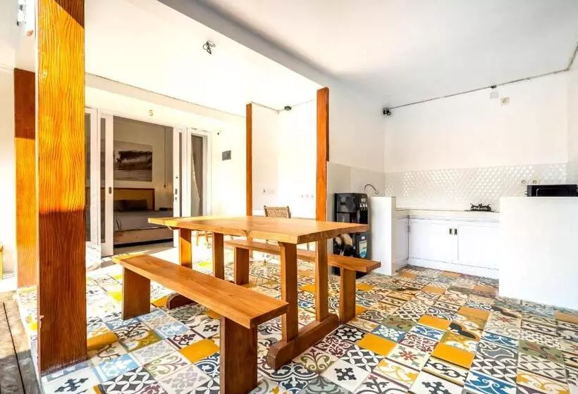 ペンション Lumturi House   Centrally Located