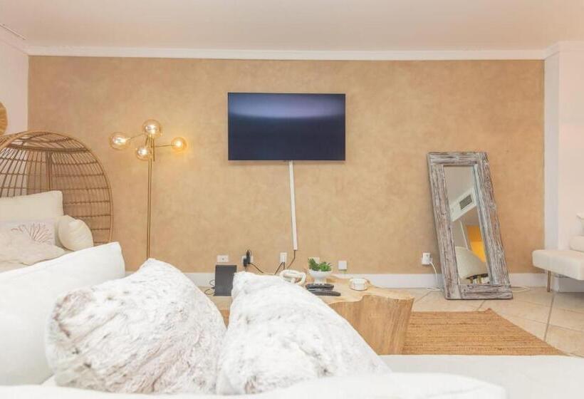 Stunning Studio With Balcony In South Beach