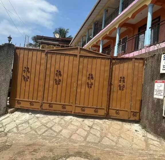 هتل Stone Castle