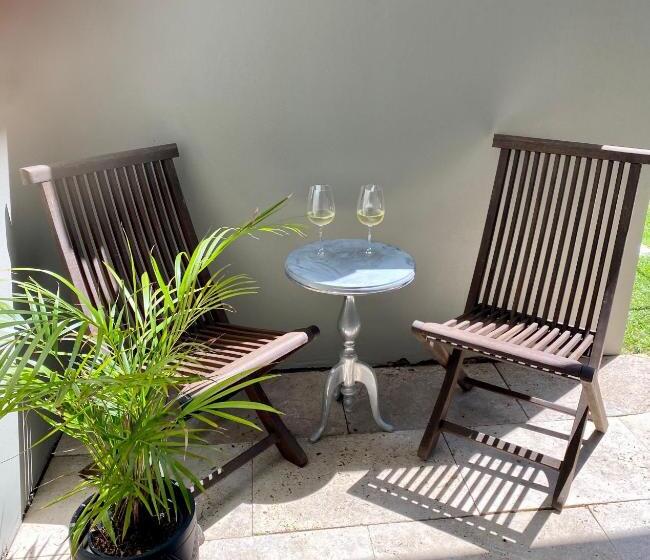 پانسیون Seaside Escape