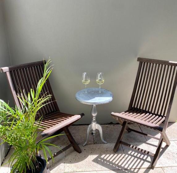 پانسیون Seaside Escape