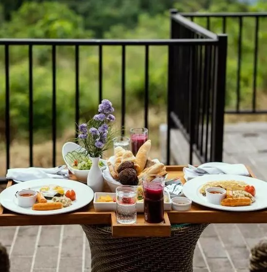 リゾートホテル Celestial Hills   Villas & Suites By The Clarks