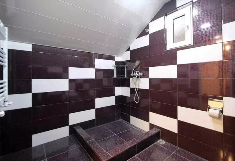 هتل Ani Guest House